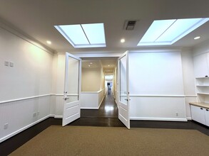 202-210 N Canon Dr, Beverly Hills, CA for lease Interior Photo- Image 1 of 6