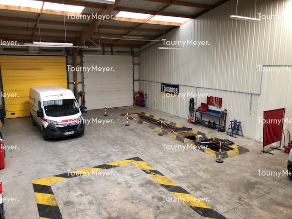 Industrial in Caudan for lease Interior Photo- Image 1 of 10