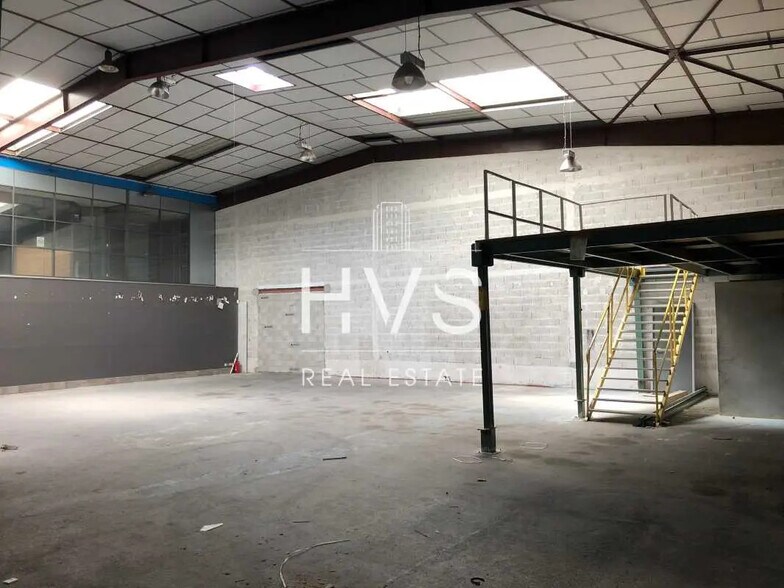 Flex in Vitrolles for lease - Interior Photo - Image 3 of 8