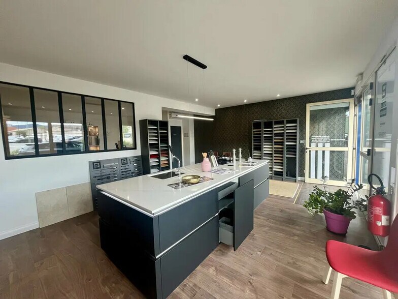 Retail in Saint-Rémy-de-Provence for lease - Interior Photo - Image 2 of 5