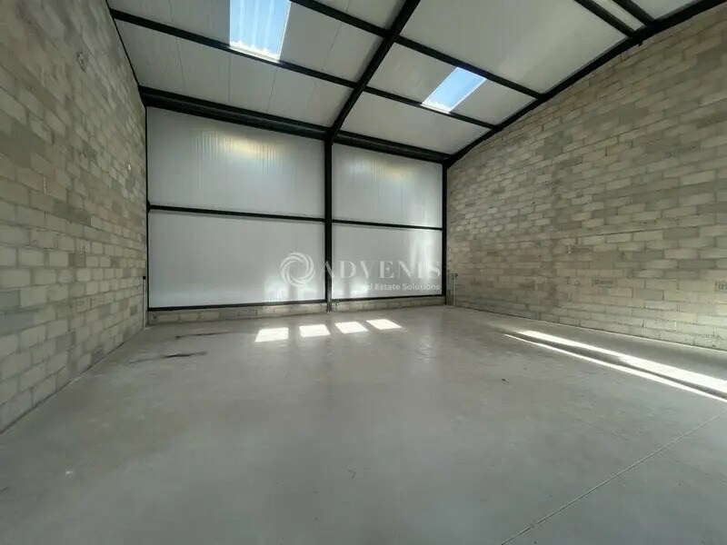 Industrial in Coursan for lease Interior Photo- Image 1 of 4