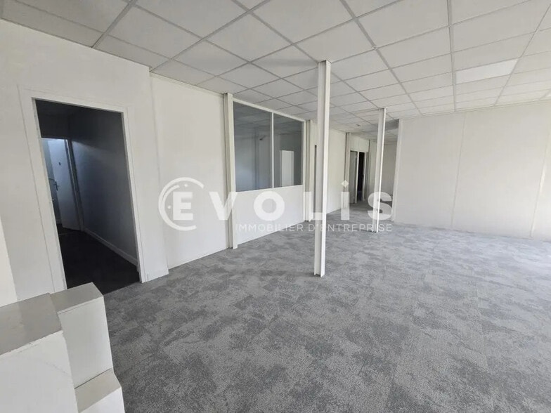 Office in Palaiseau for lease - Interior Photo - Image 1 of 8