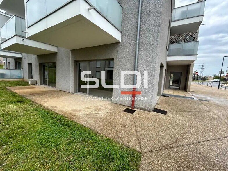 Retail in Anse for lease - Building Photo - Image 2 of 9