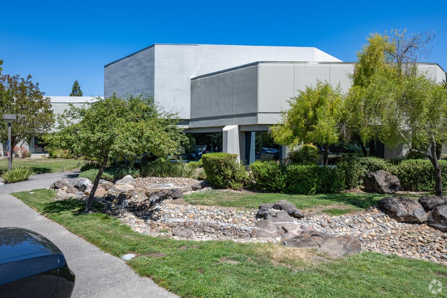 3636 N Laughlin Rd, Santa Rosa, CA for lease - Primary Photo - Image 1 of 4