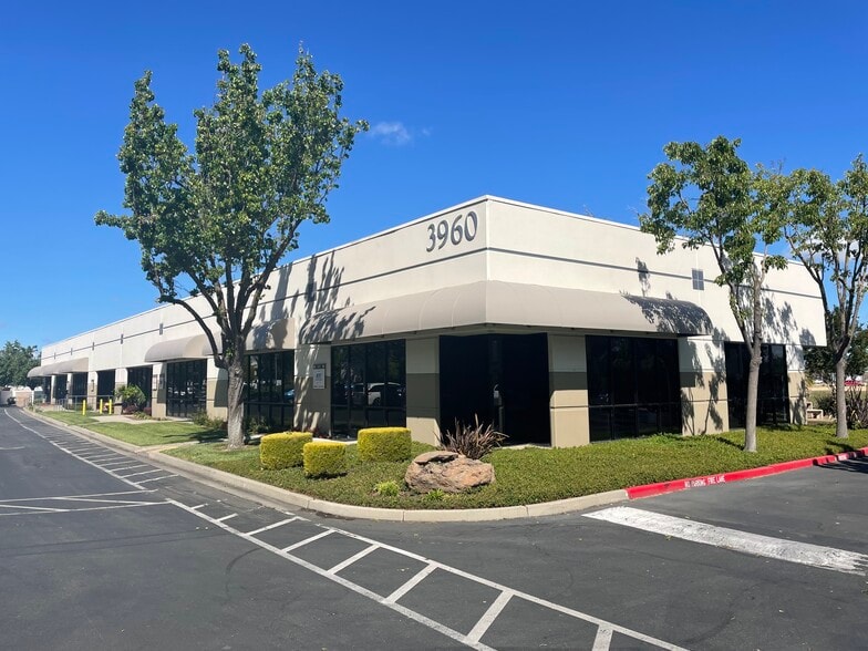 3950-3960 Industrial Blvd, West Sacramento, CA for lease - Building Photo - Image 1 of 4
