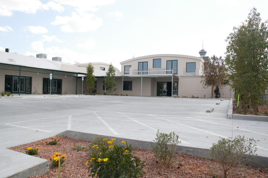 231-241 W Charleston Blvd, Las Vegas, NV for lease - Building Photo - Image 3 of 6