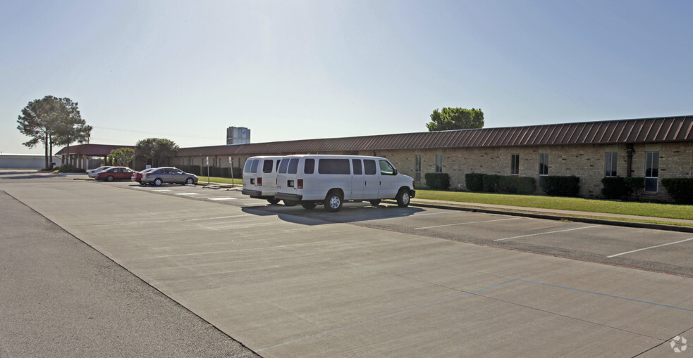 2219 W Euless Blvd, Euless, TX for lease - Building Photo - Image 3 of 33