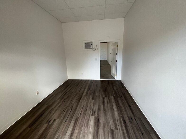 877 NE 27th Ln, Cape Coral, FL for lease - Building Photo - Image 2 of 6