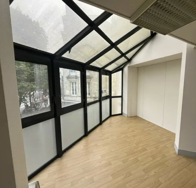 Office in Bordeaux for lease Interior Photo- Image 1 of 5