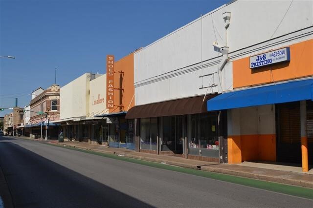 413 Convent Ave, Laredo, TX for sale - Building Photo - Image 2 of 18