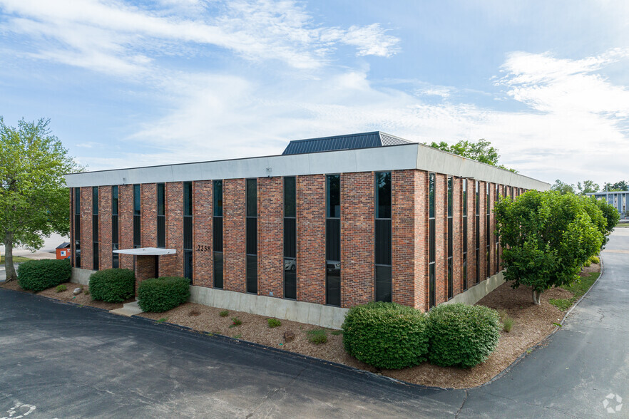 2258 Schuetz Rd, Maryland Heights, MO for lease - Building Photo - Image 2 of 4