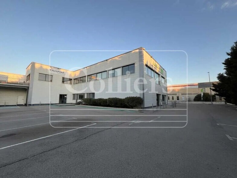 Retail in Éguilles for lease - Building Photo - Image 2 of 7