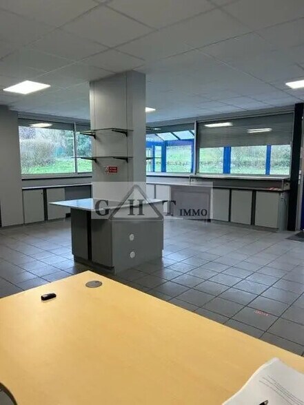 Office in Le Pin for lease - Interior Photo - Image 3 of 8