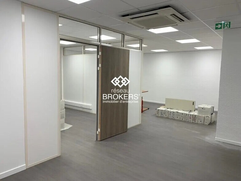 Office in Grenoble for lease - Interior Photo - Image 3 of 5