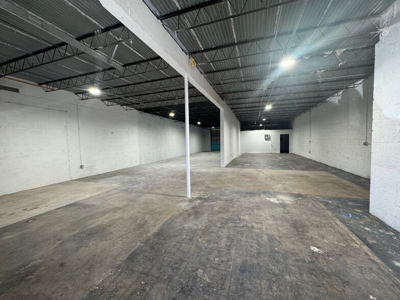 519-533 NE 34th St, Oakland Park, FL for lease - Interior Photo - Image 2 of 11