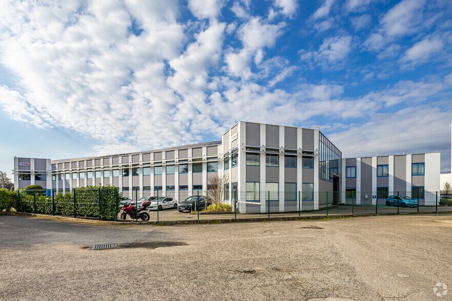 Office in Corbas for lease - Building Photo - Image 2 of 2
