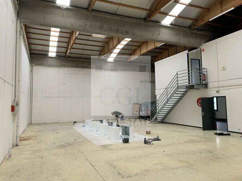 Flex in Dardilly for lease - Interior Photo - Image 2 of 9