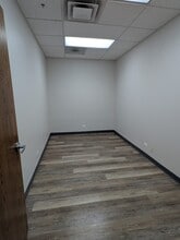 450 Airport Rd, Elgin, IL for lease Building Photo- Image 2 of 2