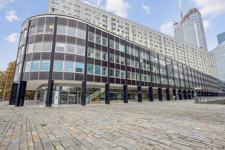 18-32 Terrasse Bellini, Puteaux for sale - Building Photo - Image 2 of 14