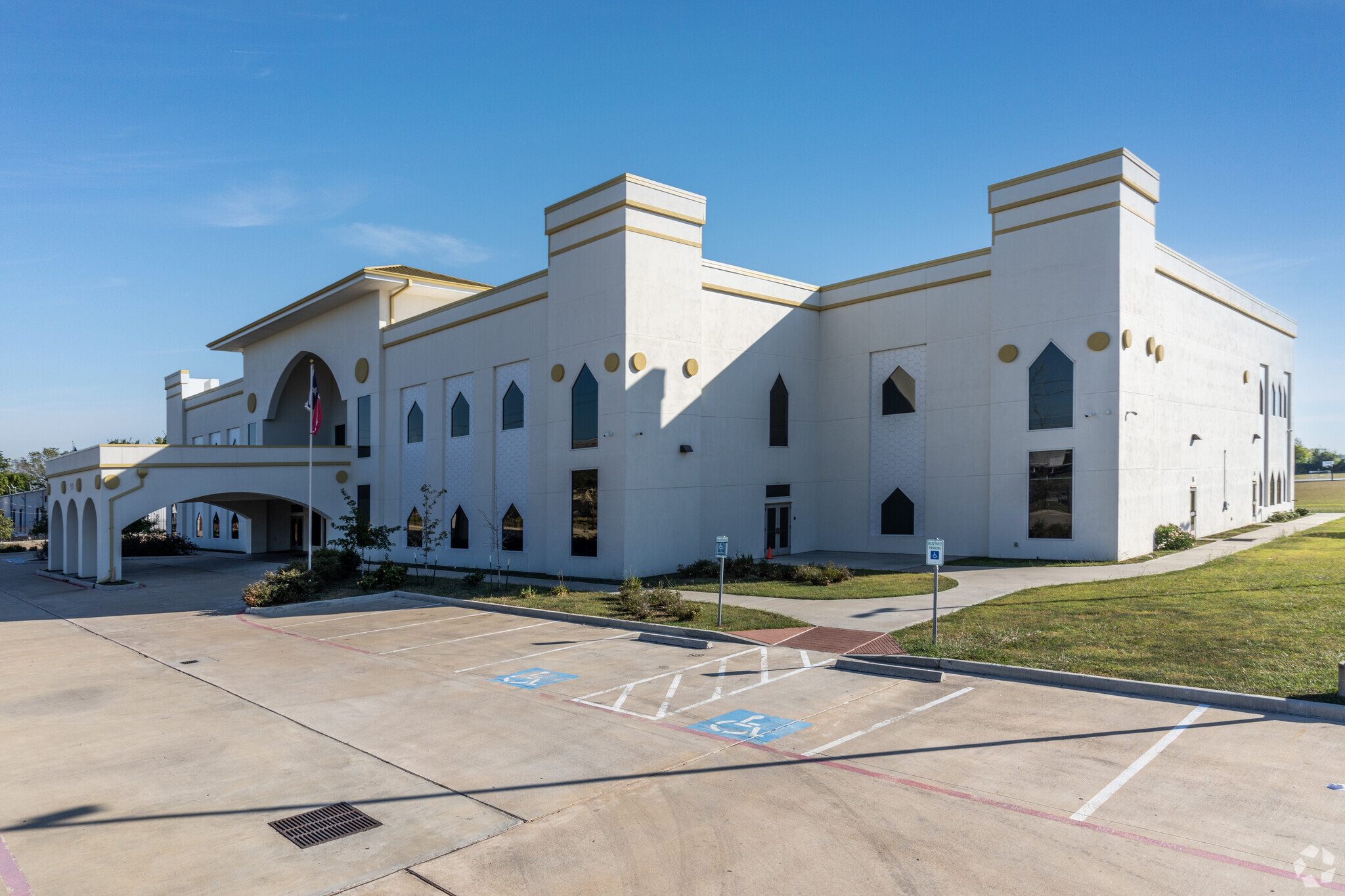 951 Tristar Dr, Webster, TX for lease Primary Photo- Image 1 of 11