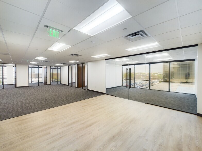 1341 W Mockingbird Ln, Dallas, TX for lease - Interior Photo - Image 2 of 20