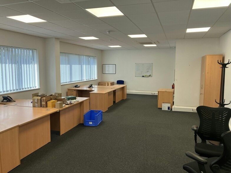 Hanworth Ln, Chertsey for lease - Building Photo - Image 3 of 9