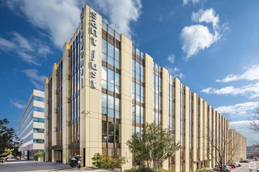 Carrer de la Constitució, 3, Sant Just Desvern, Barcelona for lease - Building Photo - Image 3 of 15