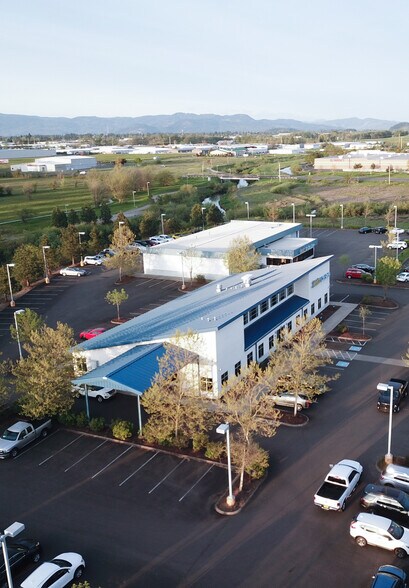 4689 W 11th Ave, Eugene, OR for lease - Building Photo - Image 3 of 6