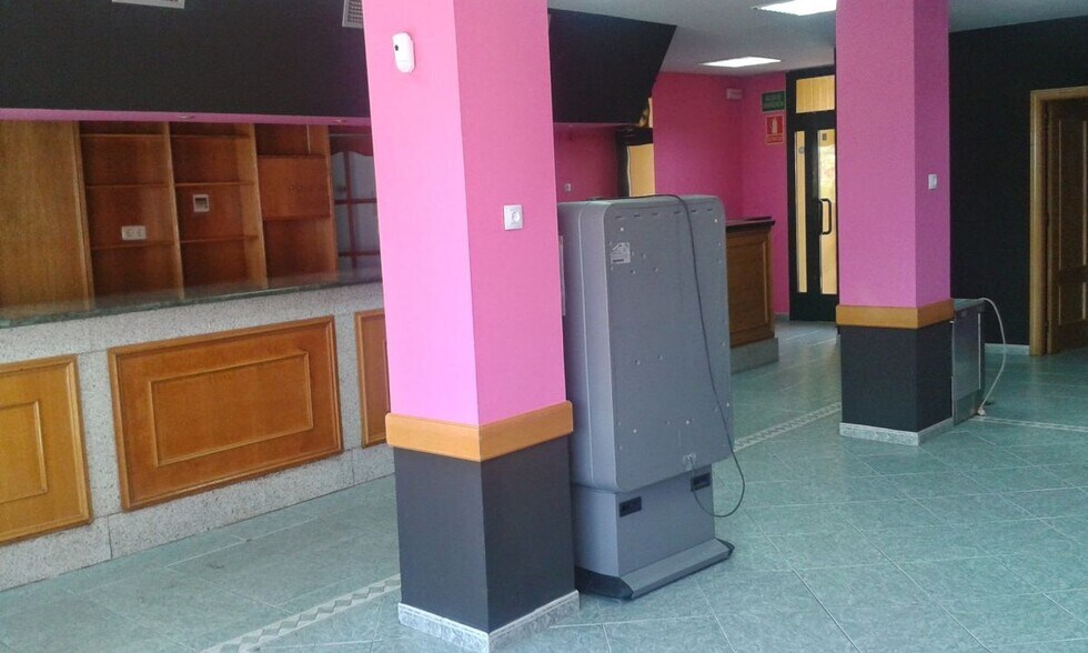 Retail in Cáceres for sale - Building Photo - Image 1 of 9