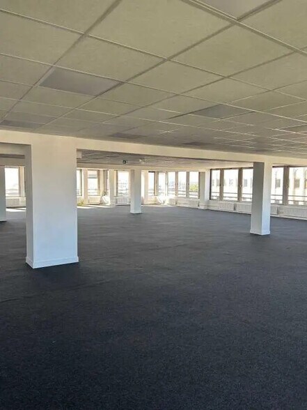 Office in Rouen for lease - Interior Photo - Image 2 of 4