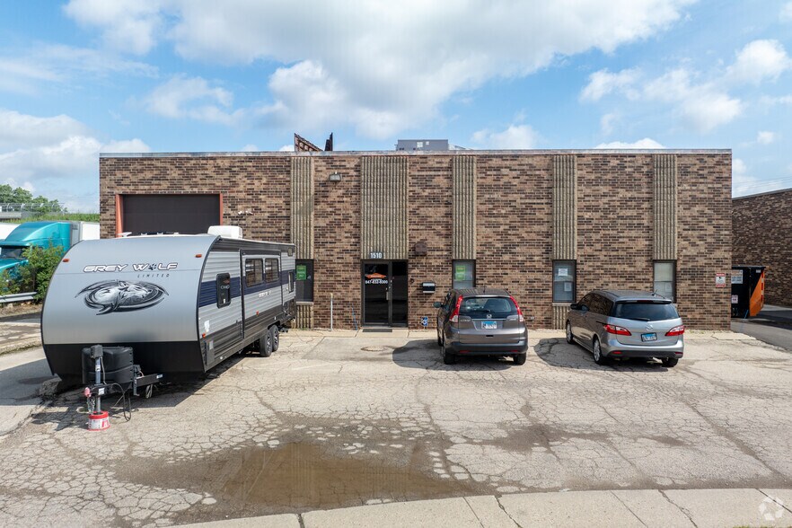 1510 Paddock Dr, Northbrook, IL for lease - Building Photo - Image 2 of 5