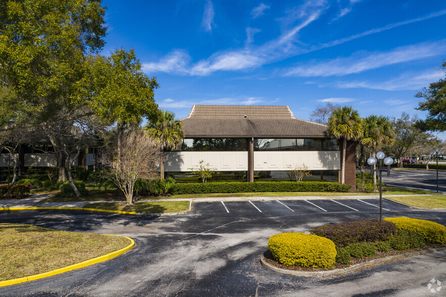 2805 W Busch Blvd, Tampa, FL for lease - Building Photo - Image 3 of 5