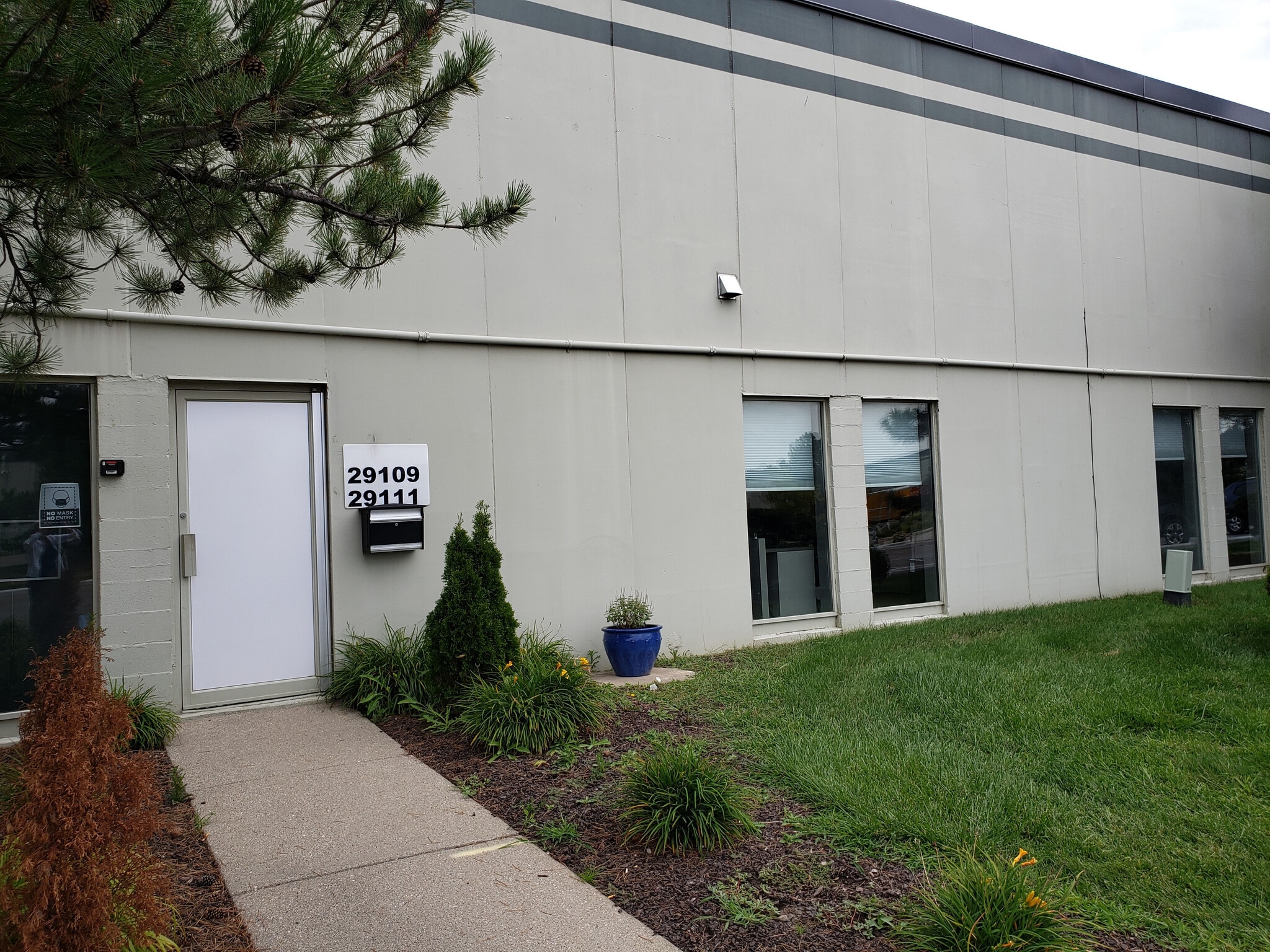 29101-29115 Airport Dr, Romulus, MI for lease Building Photo- Image 1 of 2