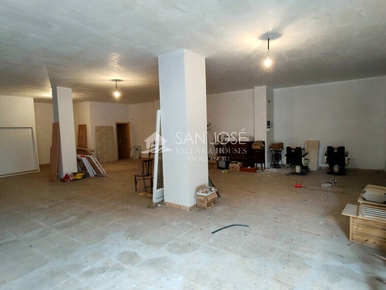 Retail in Aspe for lease - Building Photo - Image 3 of 10