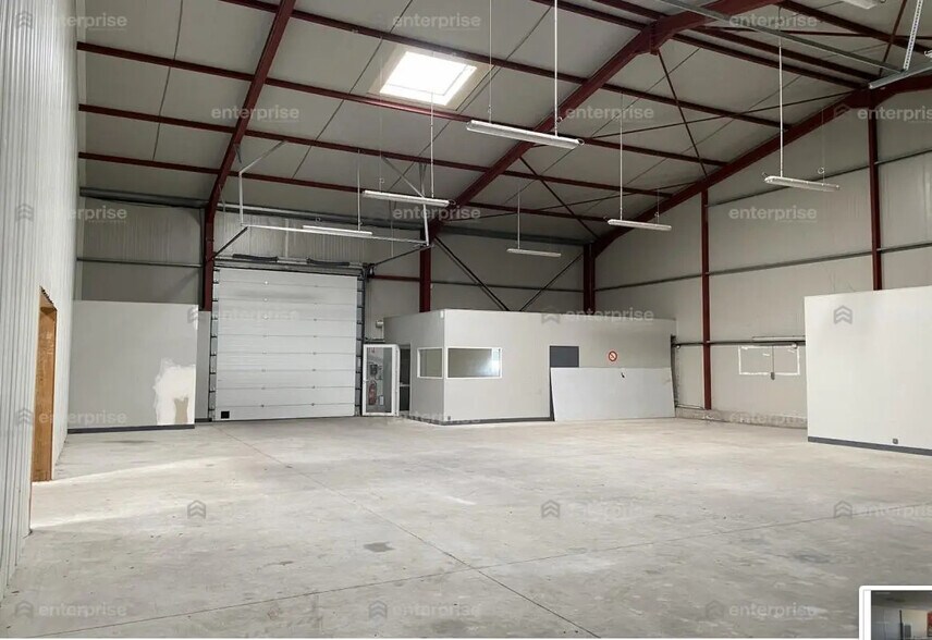 Flex in Moreuil for lease - Building Photo - Image 2 of 5