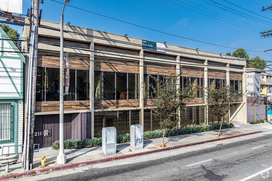 3211 Cahuenga Blvd W, Los Angeles, CA for sale - Building Photo - Image 3 of 37