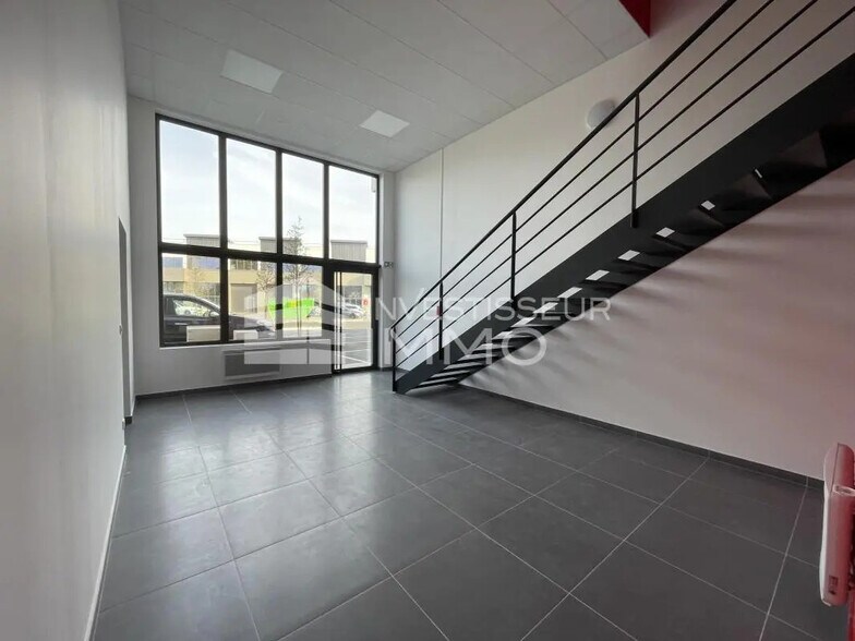 Flex in SAINT-PIERRE-DU-PERRAY for sale - Building Photo - Image 2 of 3