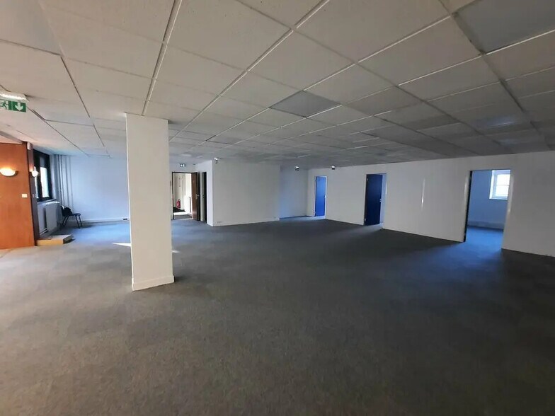 Office in Rouen for lease - Building Photo - Image 2 of 17
