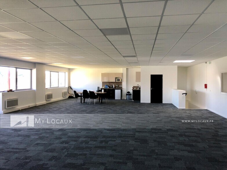 Flex in Frépillon for lease - Interior Photo - Image 3 of 6