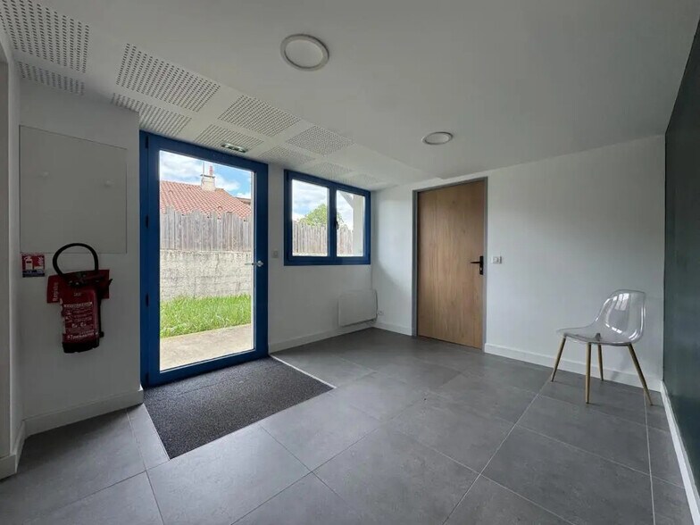 Retail in Saint-Loubès for lease - Interior Photo - Image 2 of 12