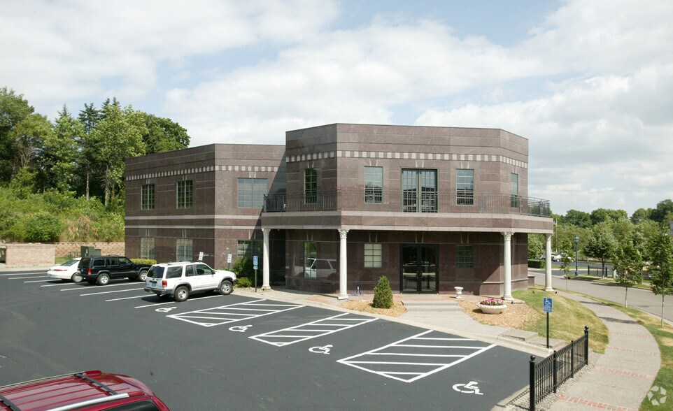 125 W Lake St, Wayzata, MN for sale - Building Photo - Image 1 of 1