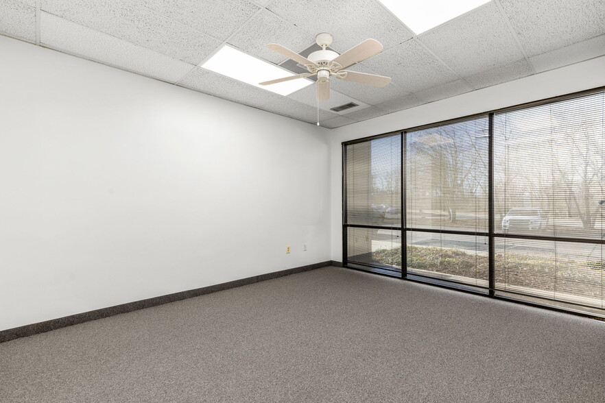 111 Creek Ridge Rd, Greensboro, NC for lease - Interior Photo - Image 3 of 10