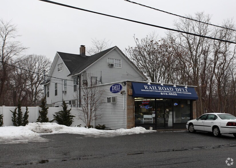 96-122 Railroad Ave, Center Moriches, NY for sale - Primary Photo - Image 1 of 1