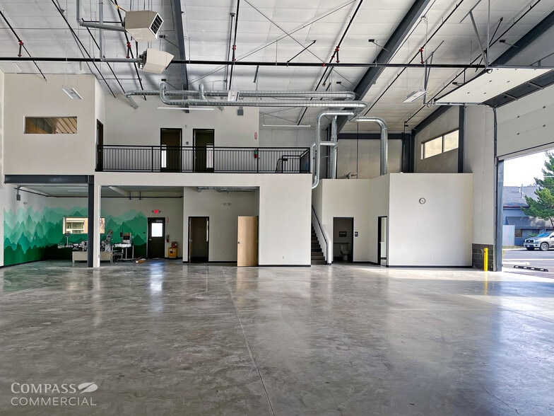 693 SE Glenwood Dr, Bend, OR for lease - Building Photo - Image 3 of 16