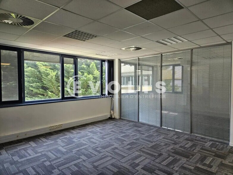 17B Avenue Des Andes, Les Ulis for lease - Interior Photo - Image 2 of 8