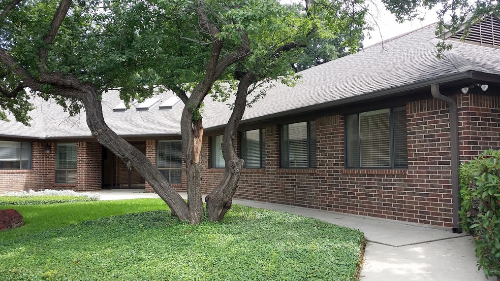 1121 Dallas Dr, Denton, TX for lease - Building Photo - Image 1 of 6