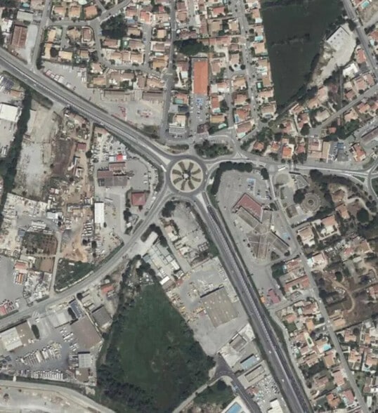 Retail in Fos-sur-Mer for lease - Building Photo - Image 1 of 3