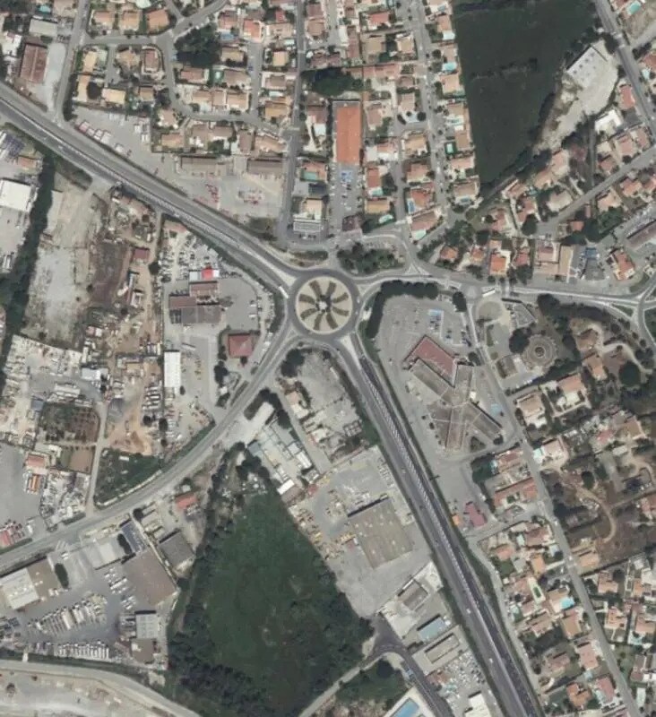 Retail in Fos-sur-Mer for lease Building Photo- Image 1 of 4