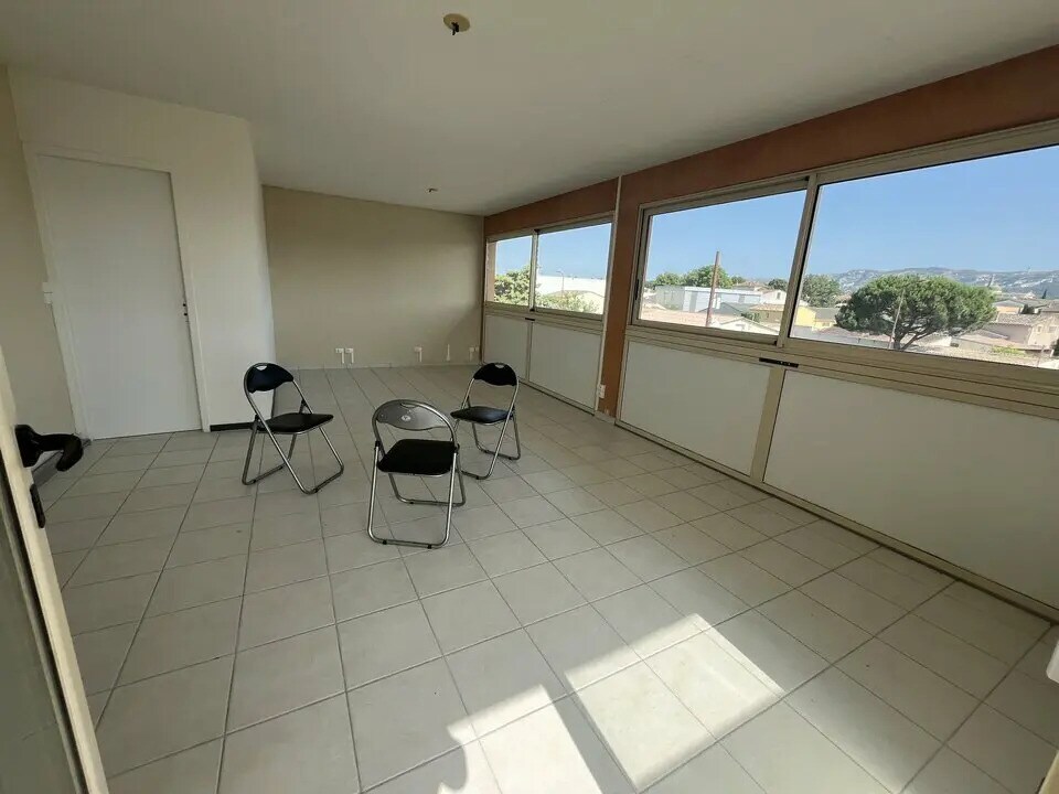 Office in Saint-Rémy-de-Provence for lease Interior Photo- Image 1 of 4