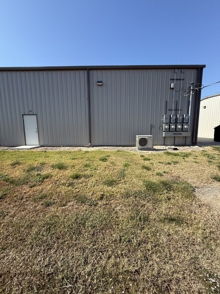299 Navarro Dr, Seguin, TX for lease - Building Photo - Image 3 of 38